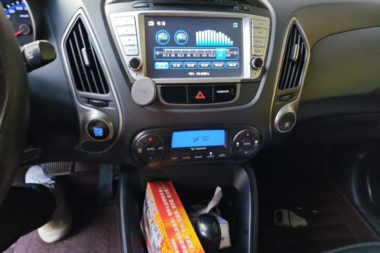 Used Hyundai ix35 2010 2.0L Automatic Two-Wheel Drive Elite Edition GLS Audio And AC Panel