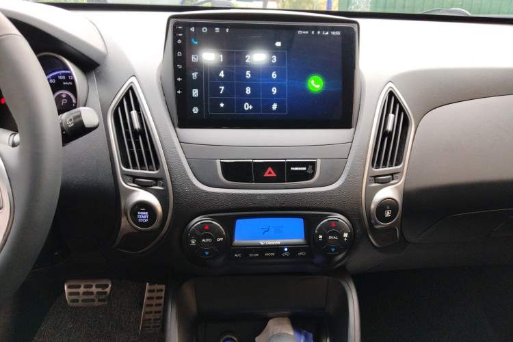 Used Hyundai ix35 2010 2.4L Automatic 2WD Prestige GLS Trim Audio And AC Panel
