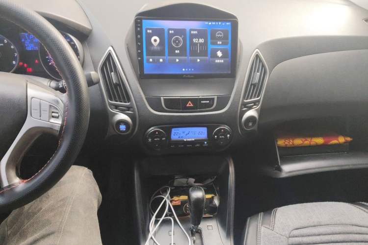 Used Hyundai ix35 2010 2.0L Automatic 4x4 Premium GLS Trim Audio And AC Panel