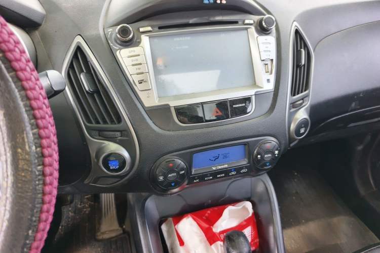 Used Hyundai ix35 2010 2.0L Automatic Two-Wheel Drive Elite Edition GLS Audio And AC Panel