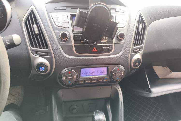Used Hyundai ix35 2010 2.0L Automatic Two-Wheel Drive Elite Edition GLS Audio And AC Panel