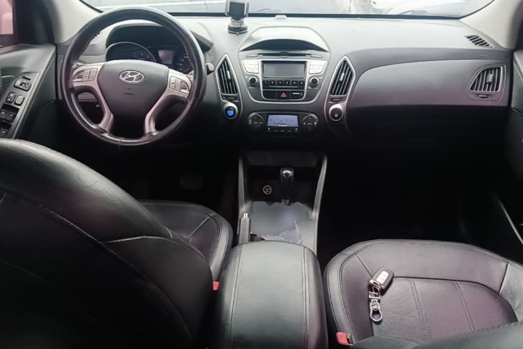 Used Hyundai ix35 2010 2.0L Automatic Two-Wheel Drive Elite Edition GLS Center Console