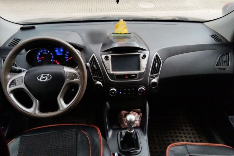 Used Hyundai ix35 2010 2.0L Manual Two-Wheel Drive New Edition GL Center Console