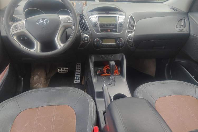 Used Hyundai ix35 2010 2.4L Automatic 2WD Prestige GLS Trim Center Console