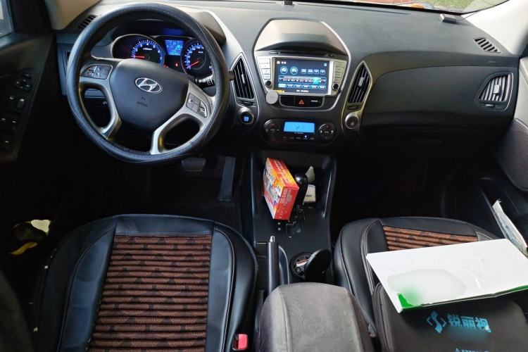Used Hyundai ix35 2010 2.0L Automatic Two-Wheel Drive Elite Edition GLS Center Console