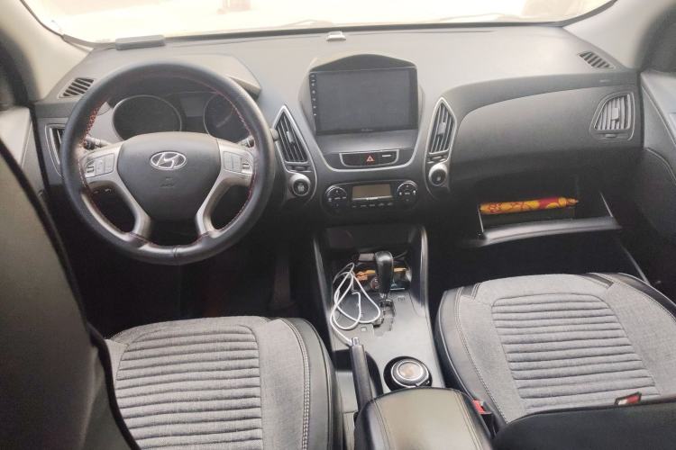 Used Hyundai ix35 2010 2.0L Automatic 4x4 Premium GLS Trim Center Console