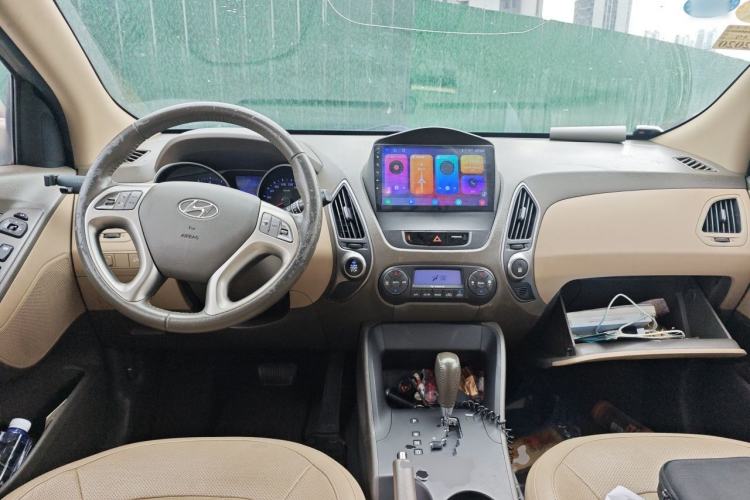 Used Hyundai ix35 2010 2.0L Automatic Two-Wheel Drive Elite Edition GLS Center Console