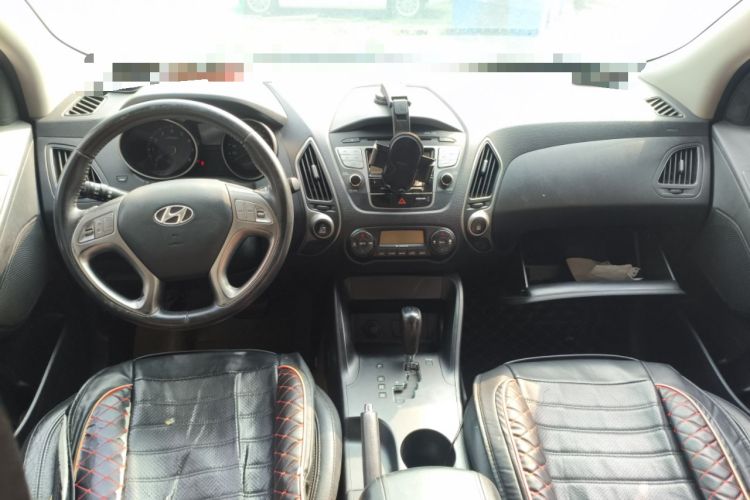 Used Hyundai ix35 2010 2.0L Automatic Two-Wheel Drive Elite Edition GLS Center Console