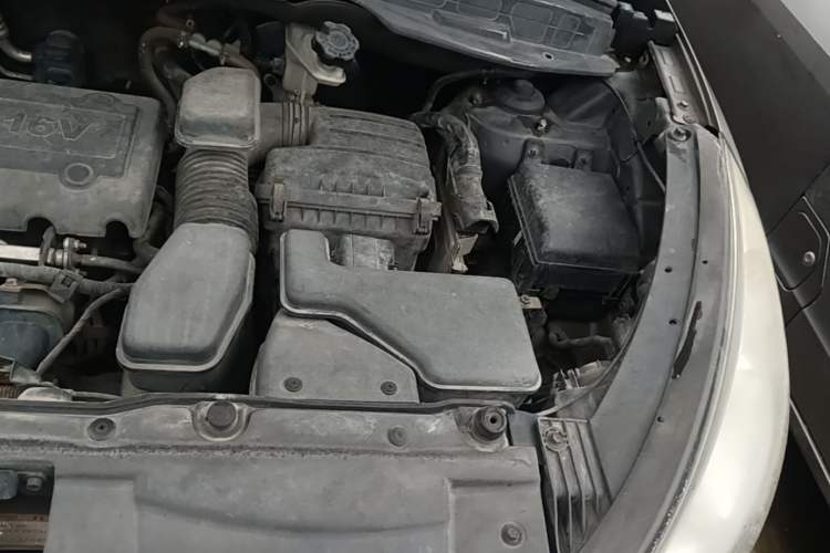 Used Hyundai ix35 2010 2.0L Automatic Two-Wheel Drive Elite Edition GLS Engine Bay Left