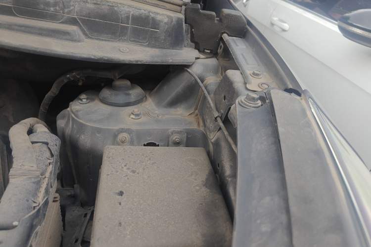 Used Hyundai ix35 2010 2.4L Automatic 2WD Prestige GLS Trim Engine Bay Left