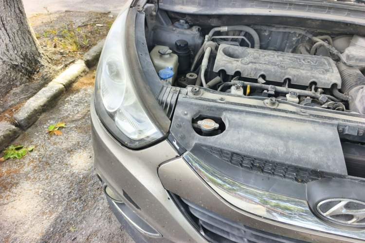 Used Hyundai ix35 2010 2.0L Automatic Two-Wheel Drive Elite Edition GLS Engine Bay Right