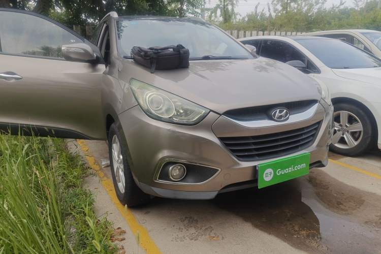 Used Hyundai ix35 2010 2.4L Automatic 2WD Prestige GLS Trim Front Right 45 Deg