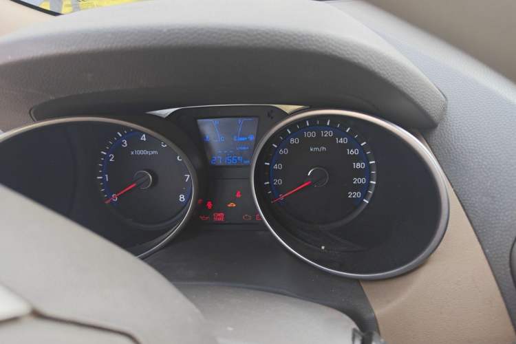 Used Hyundai ix35 2010 2.0L Manual Two-Wheel Drive New Edition GL Odometer Close Up