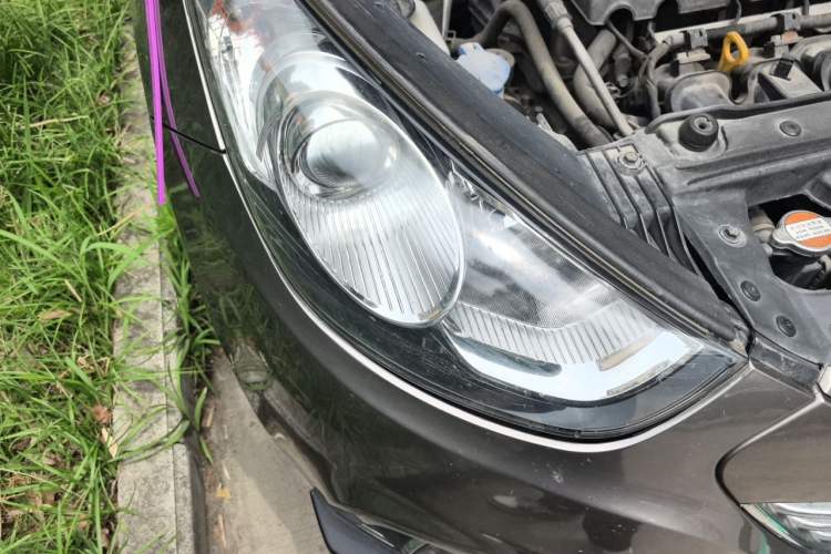 Used Hyundai ix35 2010 2.0L Automatic 4x4 Premium GLS Trim Right Front Headlight