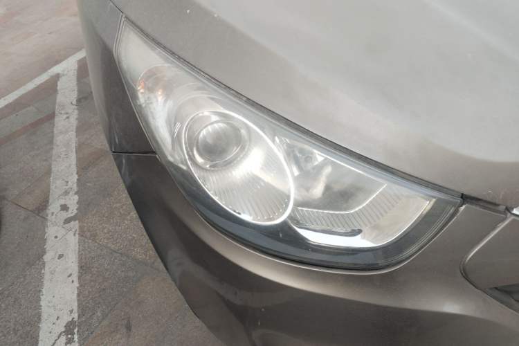 Used Hyundai ix35 2010 2.0L Automatic 4x4 Premium GLS Trim Right Front Headlight