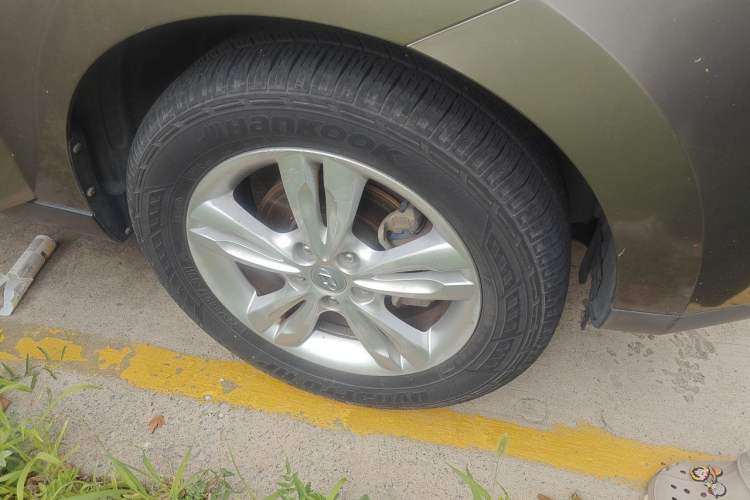 Used Hyundai ix35 2010 2.4L Automatic 2WD Prestige GLS Trim Right Front Wheel Hub