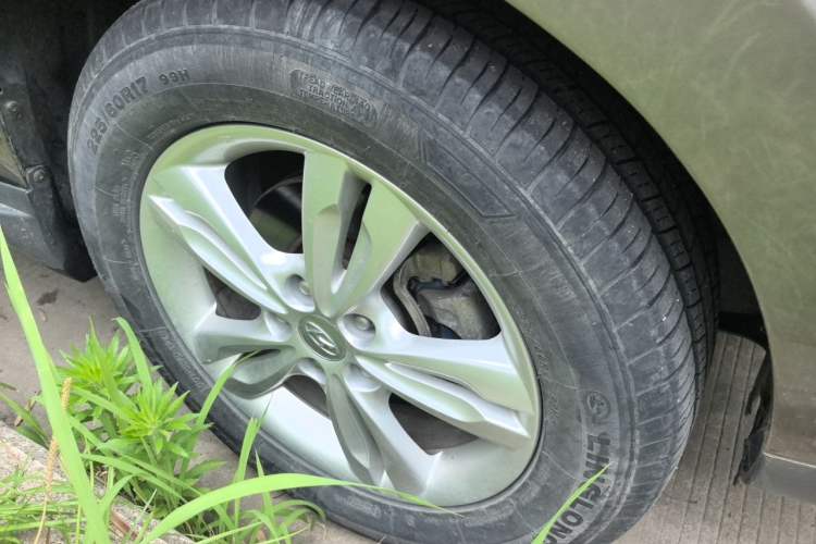 Used Hyundai ix35 2010 2.0L Automatic 4x4 Premium GLS Trim Right Front Wheel Hub