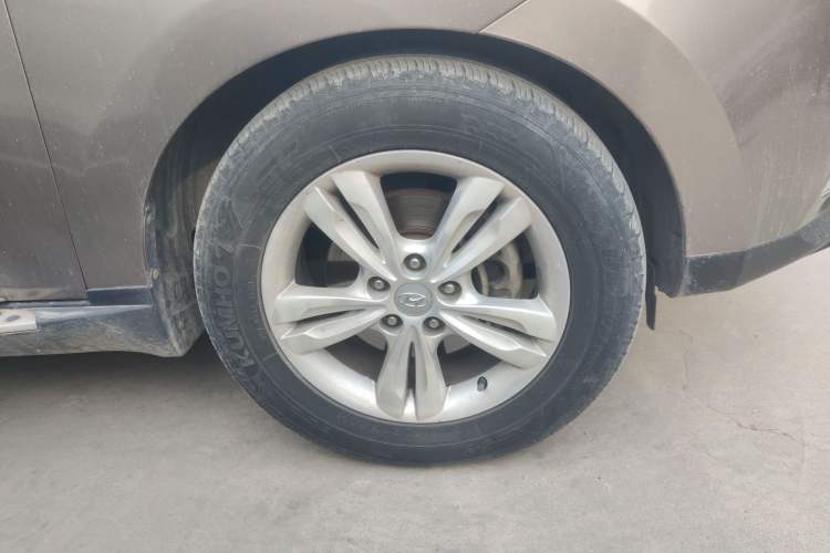 Used Hyundai ix35 2010 2.4L Automatic 2WD Prestige GLS Trim Right Front Wheel Hub