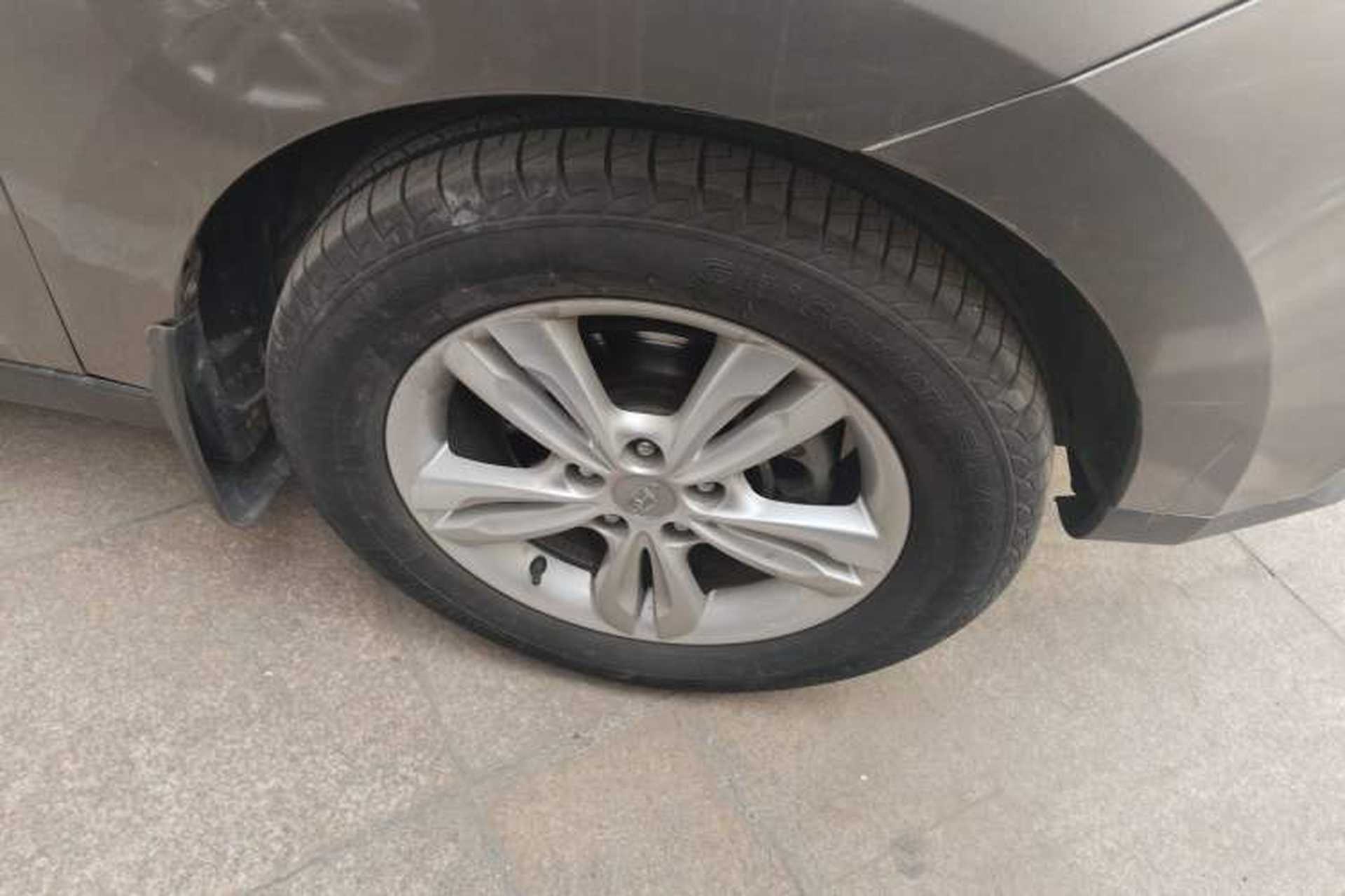 Used Hyundai ix35 2010 2.0L Automatic 4x4 Premium GLS Trim Right Front Wheel Hub