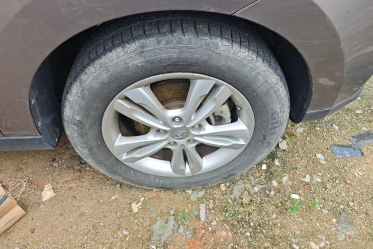 Used Hyundai ix35 2010 2.0L Automatic Two-Wheel Drive Elite Edition GLS Right Front Wheel Hub