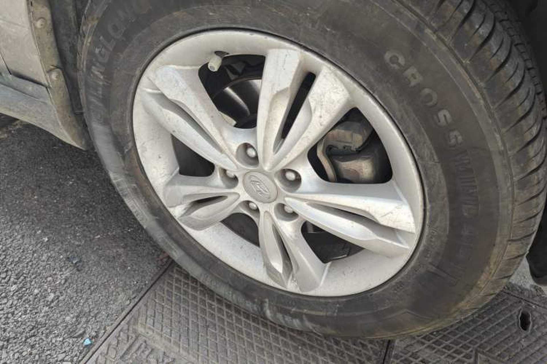 Used Hyundai ix35 2010 2.0L Automatic Two-Wheel Drive Elite Edition GLS Right Front Wheel Hub