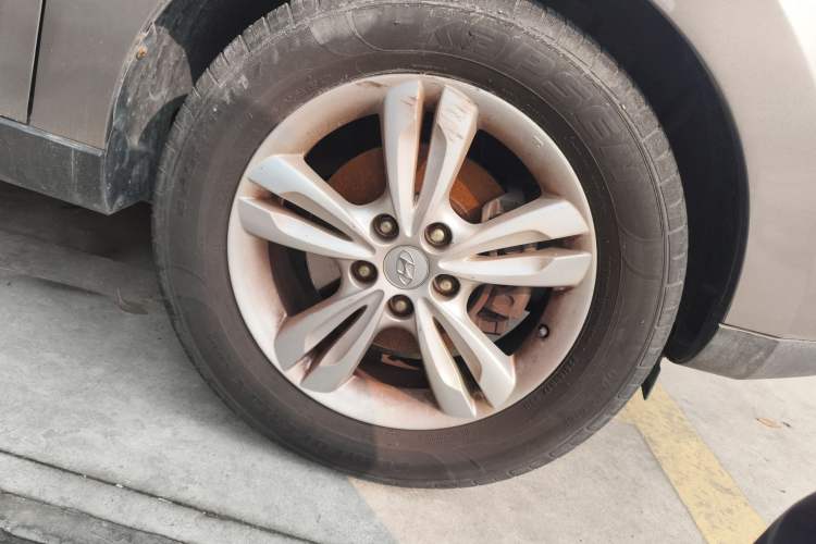 Used Hyundai ix35 2010 2.0L Automatic Two-Wheel Drive Elite Edition GLS Right Front Wheel Hub