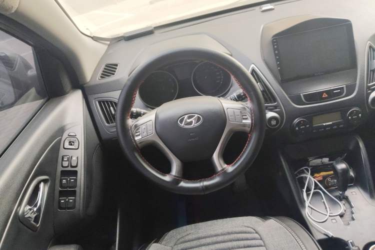 Used Hyundai ix35 2010 2.0L Automatic 4x4 Premium GLS Trim Steering Wheel
