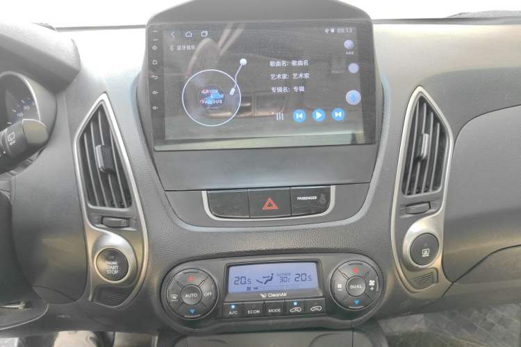 Used Hyundai ix35 2012 2.0L Automatic Two-Wheel Drive Elite Edition GLS Audio And AC Panel