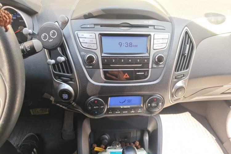 Used Hyundai ix35 2012 2.0L Automatic Two-Wheel Drive Elite Edition GLS Audio And AC Panel