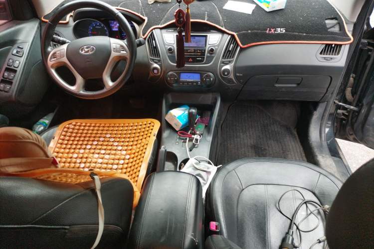 Used Hyundai ix35 2012 2.0L Automatic Two-Wheel Drive Elite Edition GLS Audio And AC Panel