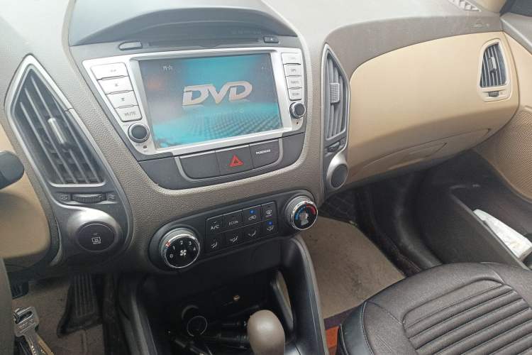 Used Hyundai ix35 2012 2.0L Automatic Two-Wheel Drive New Edition GL Audio And AC Panel