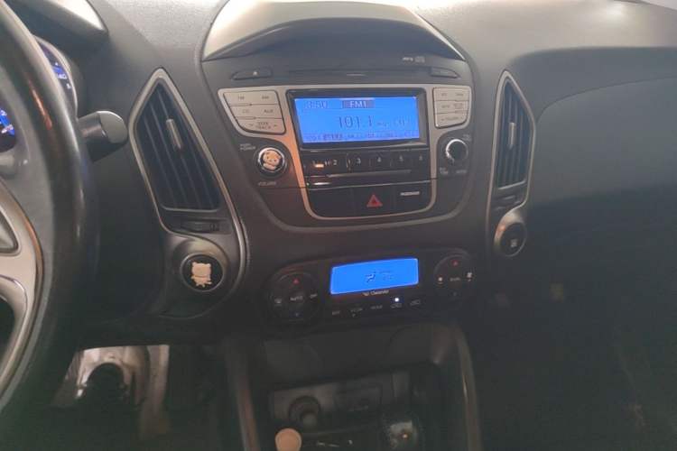 Used Hyundai ix35 2012 2.0L Automatic Two-Wheel Drive Elite Edition GLS Audio And AC Panel