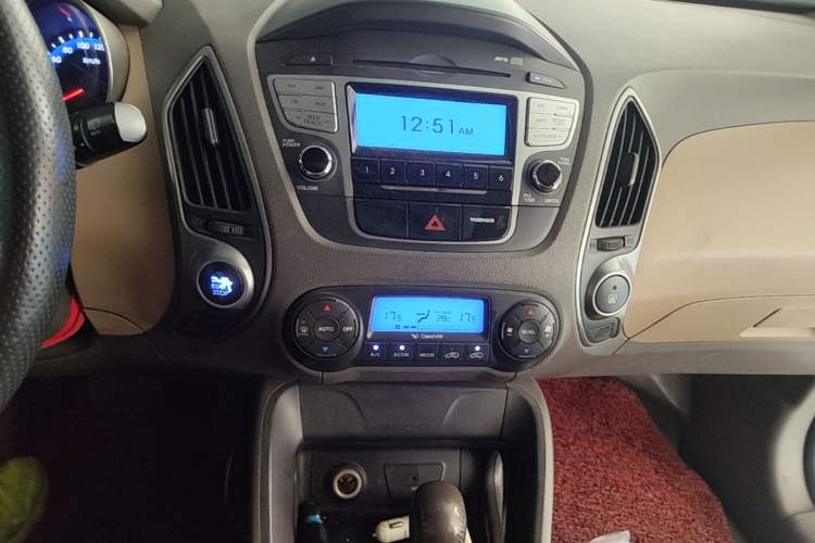 Used Hyundai ix35 2012 2.0L Automatic Two-Wheel Drive Elite Edition GLS Audio And AC Panel