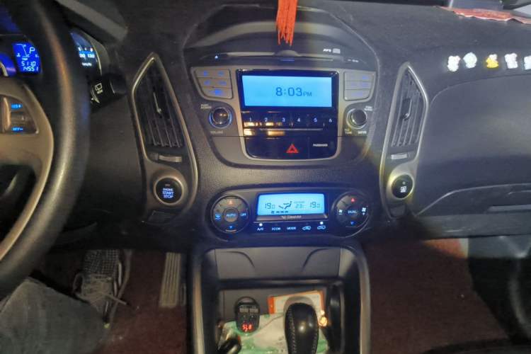 Used Hyundai ix35 2012 2.0L Automatic Two-Wheel Drive Elite Edition GLS Audio And AC Panel