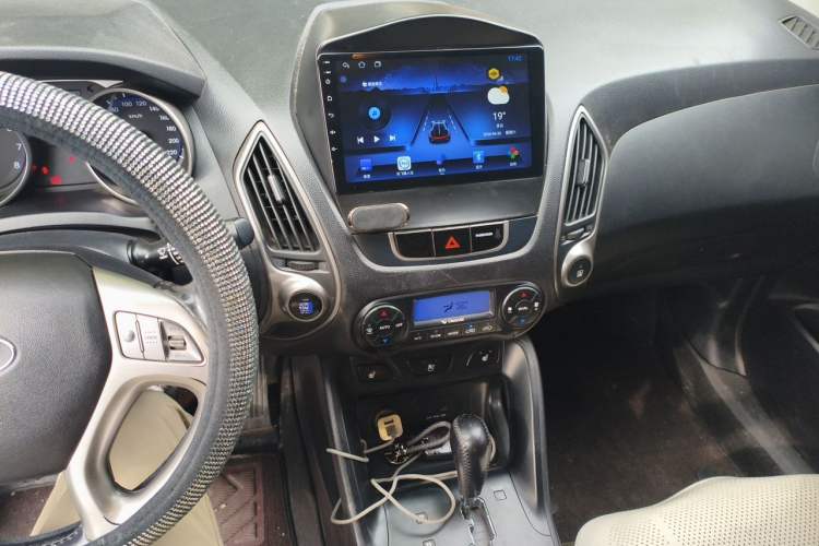 Used Hyundai ix35 2012 2.0L Automatic Two-Wheel Drive Elite Edition GLS Audio And AC Panel