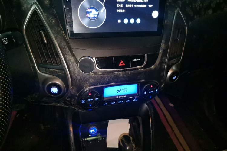 Used Hyundai ix35 2012 2.0L Automatic Two-Wheel Drive New Edition GL Audio And AC Panel