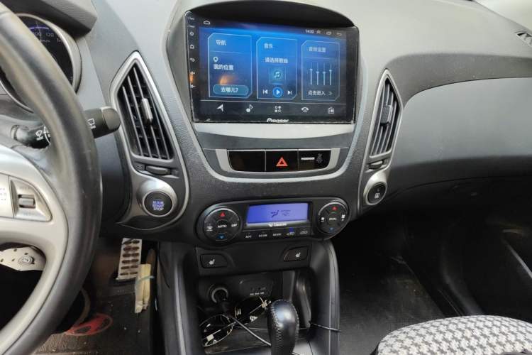 Used Hyundai ix35 2012 2.4L Automatic 4x4 Navigation Edition GLS Audio And AC Panel