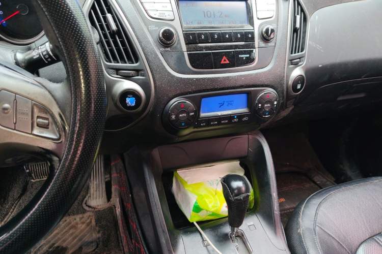 Used Hyundai ix35 2012 2.0L Automatic Two-Wheel Drive Elite Edition GLS Audio And AC Panel