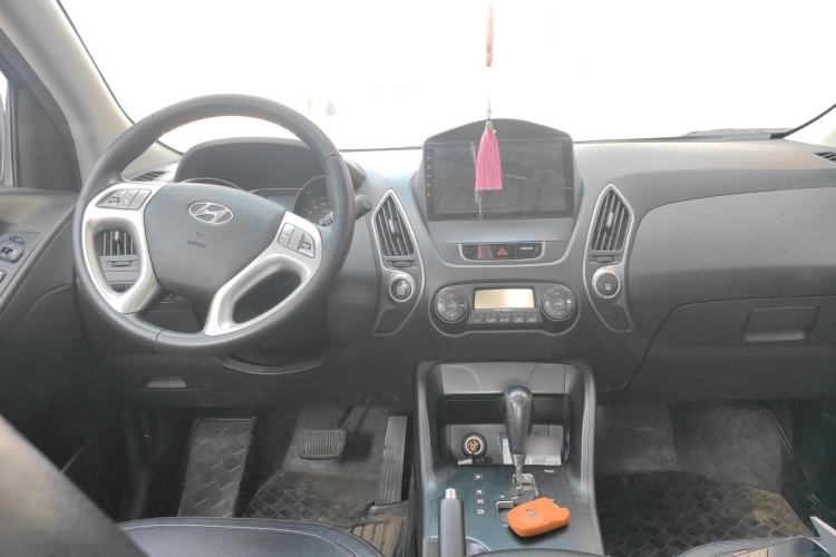 Used Hyundai ix35 2012 2.0L Automatic Two-Wheel Drive Elite Edition GLS Center Console