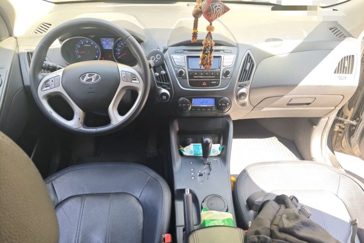 Used Hyundai ix35 2012 2.0L Automatic Two-Wheel Drive Elite Edition GLS Center Console
