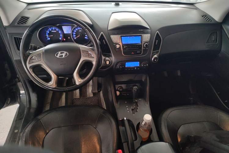 Used Hyundai ix35 2012 2.0L Automatic Two-Wheel Drive Elite Edition GLS Center Console