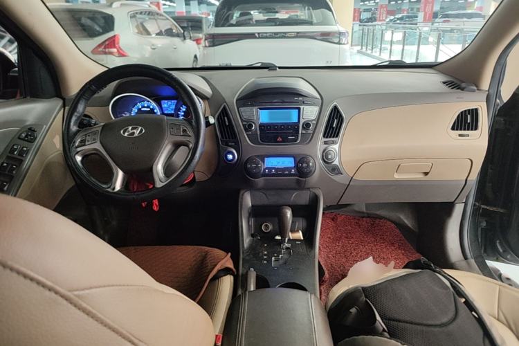 Used Hyundai ix35 2012 2.0L Automatic Two-Wheel Drive Elite Edition GLS Center Console