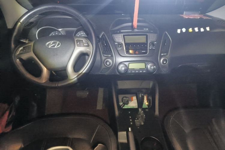 Used Hyundai ix35 2012 2.0L Automatic Two-Wheel Drive Elite Edition GLS Center Console