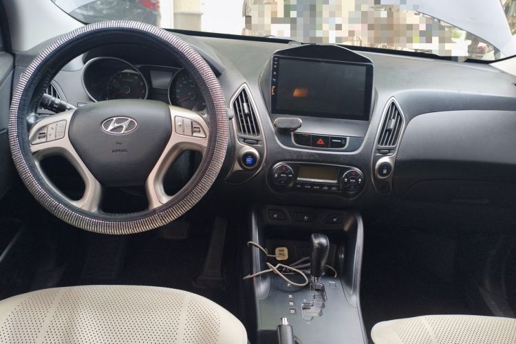Used Hyundai ix35 2012 2.0L Automatic Two-Wheel Drive Elite Edition GLS Center Console