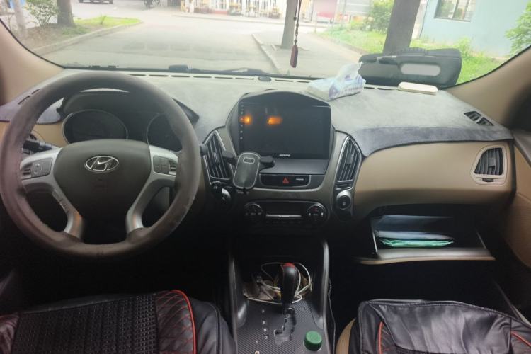 Used Hyundai ix35 2012 2.0L Automatic Two-Wheel Drive Elite Edition GLS Center Console