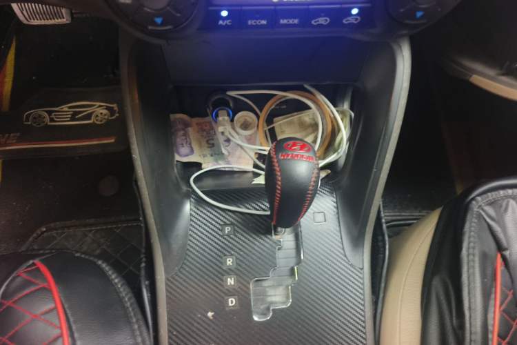 Used Hyundai ix35 2012 2.0L Automatic Two-Wheel Drive Elite Edition GLS Gear Lever