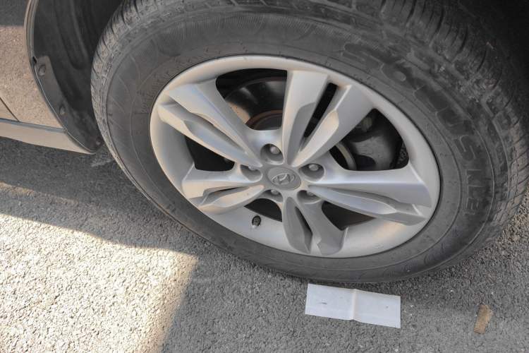 Used Hyundai ix35 2012 2.0L Automatic Two-Wheel Drive Elite Edition GLS Right Front Wheel Hub