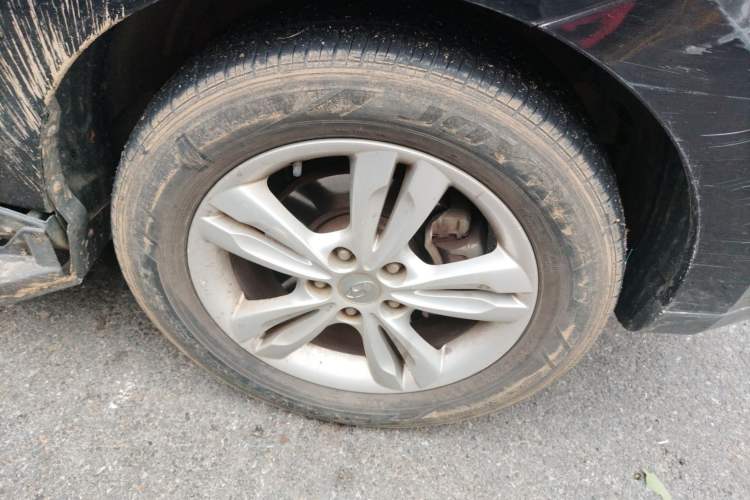 Used Hyundai ix35 2012 2.0L Automatic Two-Wheel Drive Elite Edition GLS Right Front Wheel Hub