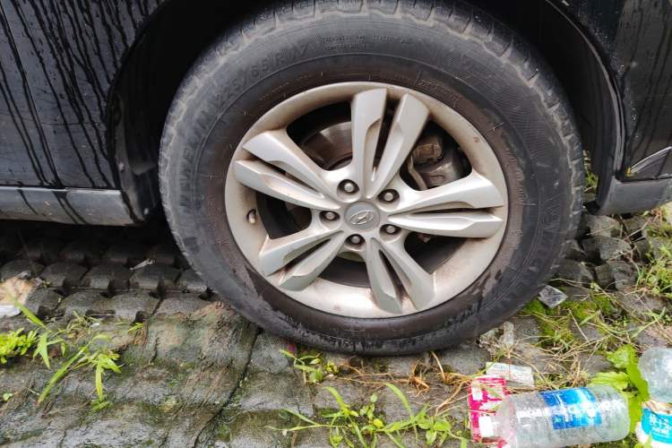 Used Hyundai ix35 2012 2.0L Automatic Two-Wheel Drive Elite Edition GLS Right Front Wheel Hub