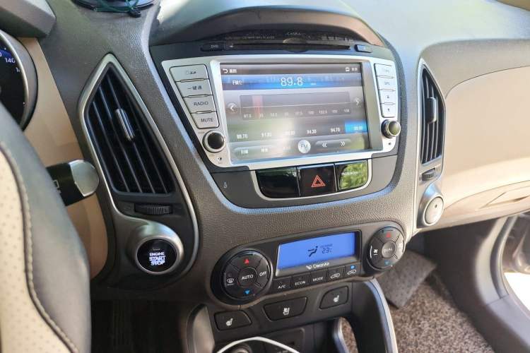 Used Hyundai ix35 2012 2.0L Automatic Two-Wheel Drive Elite Edition GLS Audio And AC Panel